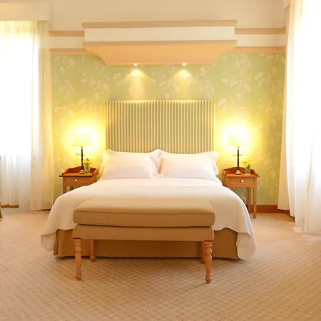 Hotel De 4*